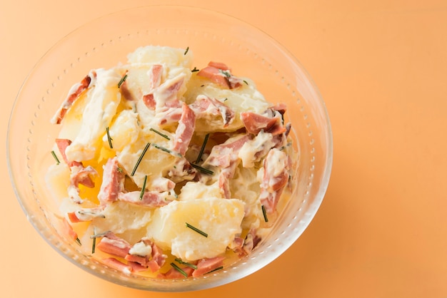 Salade typique de Kartoffelsalat en Allemagne de pommes de terre