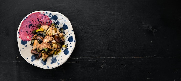 Salade Unagi avec poulet, champignons, légumes et graines de citrouille. Sur un fond en bois. Vue de dessus. Espace libre pour votre texte.