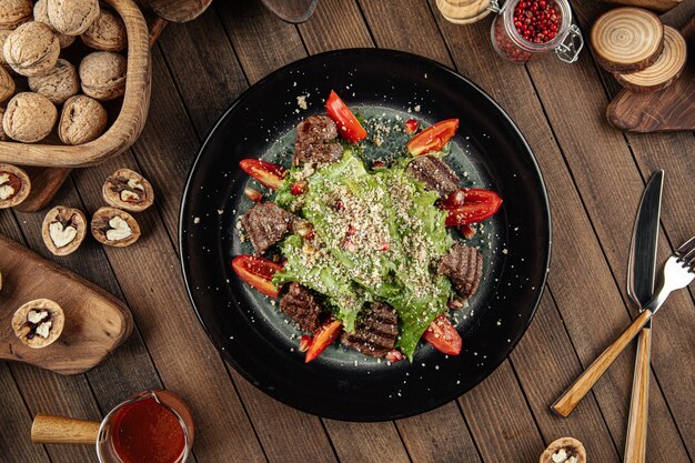 Salade de veau grillé et noix râpées