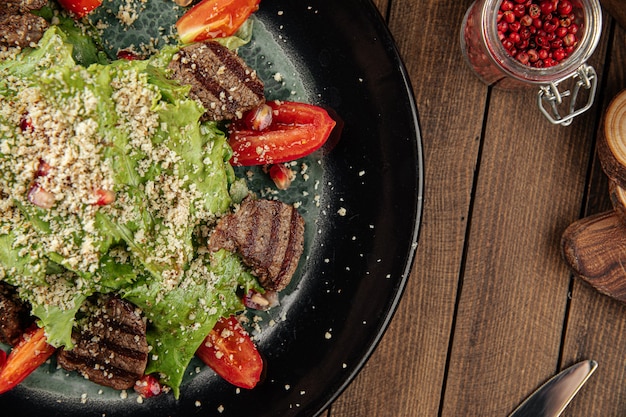 Salade de veau grillé et noix râpées