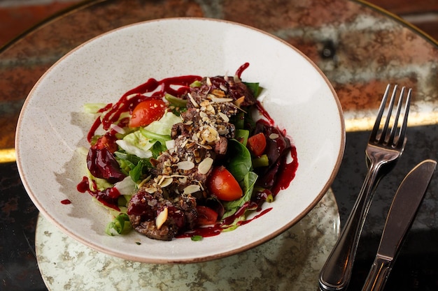 Photo salade de veau et tomates steak de boeuf avec mélange de crudités vue latérale viande grillée avec garniture gros plan délicieux plat principal sur table