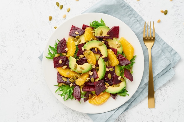 Salade végétalienne avec avocat, féta ricotta et féta de courgette, féta orange, régime céto-cétogène