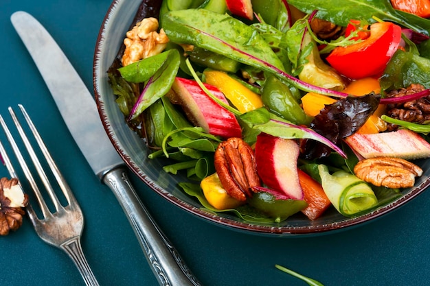 Salade végétalienne crue au régime