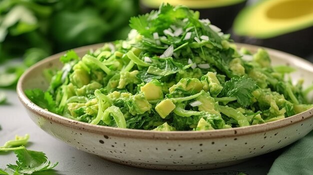 Photo salade végétalienne de la déesse verte remplie de feuilles vertes, de tranches d'avocat, de concombres et d'une sauce épicée.