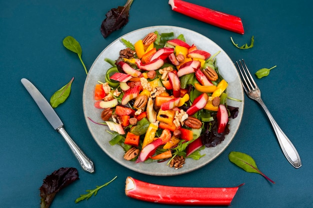 Salade végétalienne fraîche d'été