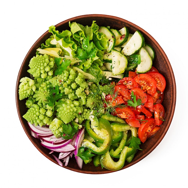 Salade végétalienne de légumes frais et de chou romanesko