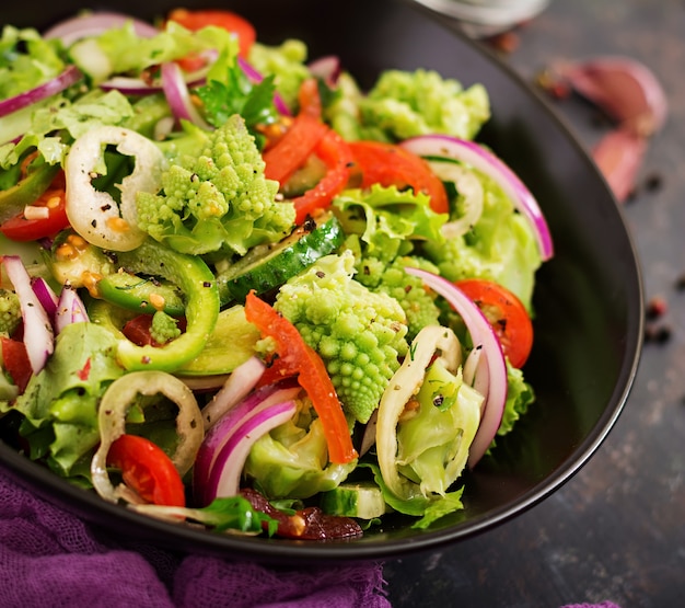 Salade végétalienne de légumes frais et de chou romanesko