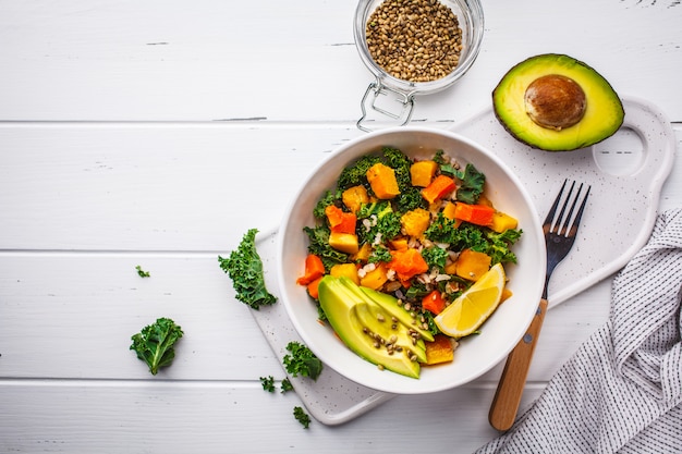 Salade végétalienne avec riz, chou frisé, potiron cuit au four