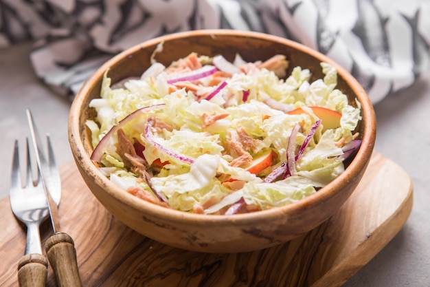 Salade végétalienne saine avec des légumes frais