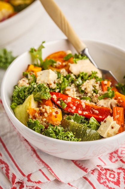 Salade végétalienne saine avec légumes rôtis, tahini, quinoa et chou frisé. Concept de restauration propre.