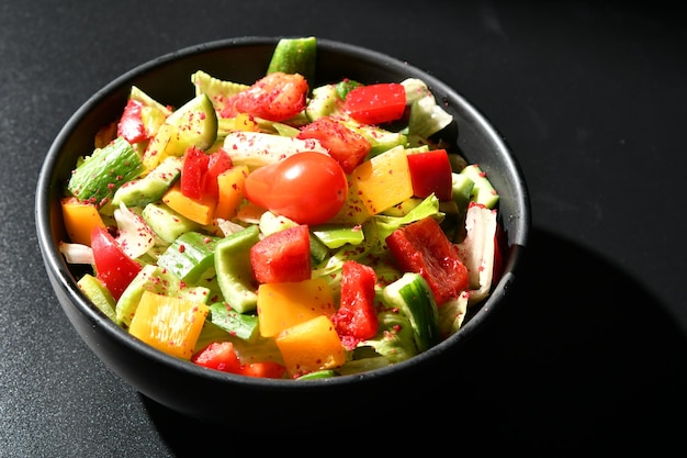 Salade végétalienne verte à partir de mélange de feuilles vertes et de légumes.
