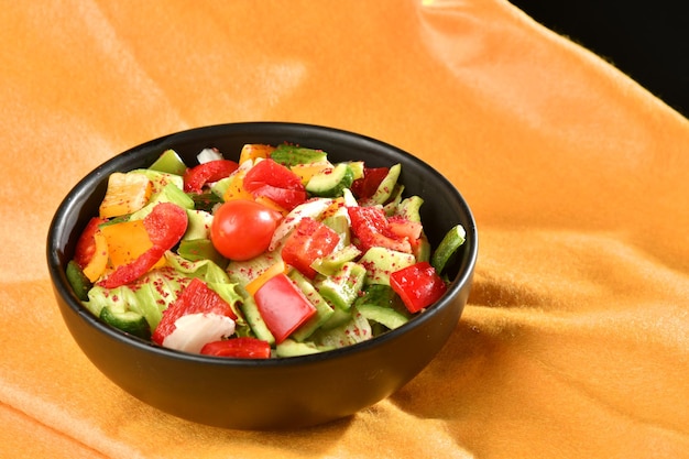 Salade végétalienne verte à partir de mélange de feuilles vertes et de légumes.