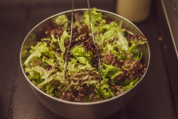 Salade végétalienne verte à partir de mélange de feuilles vertes et de légumes