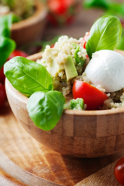 Salade végétarienne au quinoa, tomate et avocat, mise au point sélective