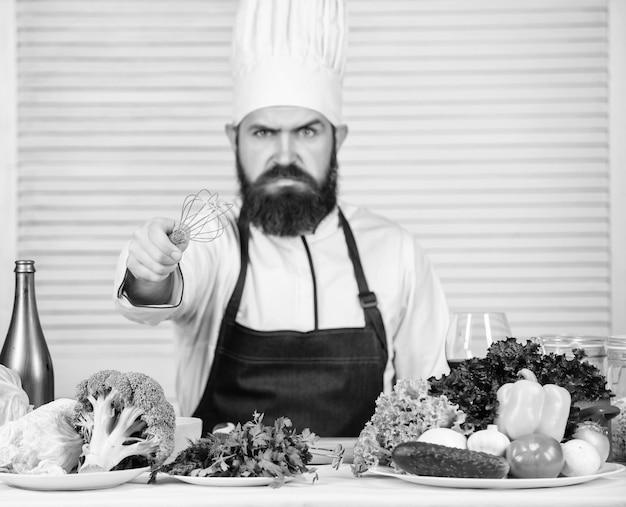 Salade végétarienne aux légumes frais Cuisine culinaire Régime de vitamines Aliments biologiques Homme barbu en colère Recette du chef Cuisine saine Hipster mature avec barbe Bien choisir