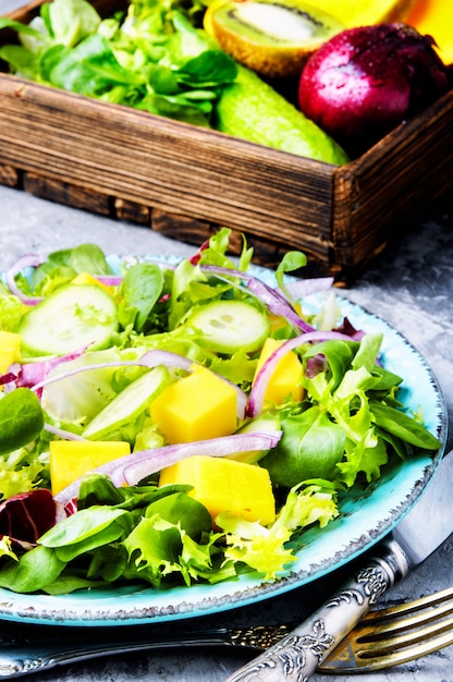 Salade végétarienne aux légumes et à la mangue