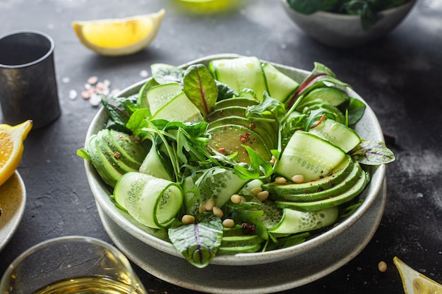 Salade végétarienne à l'avocat, concombre et herbes