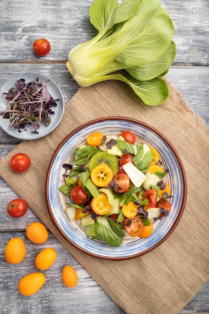 Salade végétarienne de chou pac choi et légumes