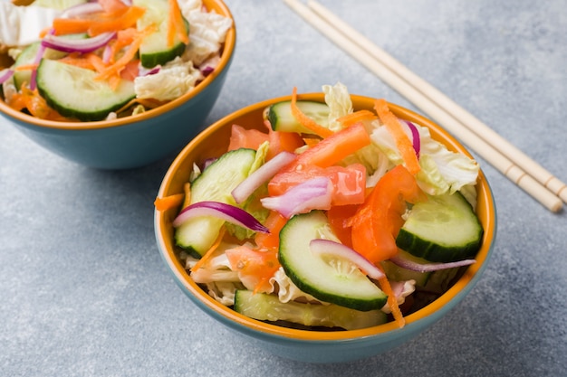 Salade végétarienne de crudités dans une assiette