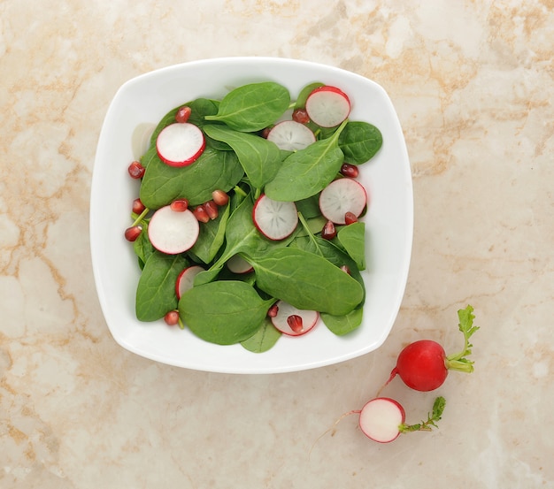 Salade végétarienne d'épinards, radis et grenade