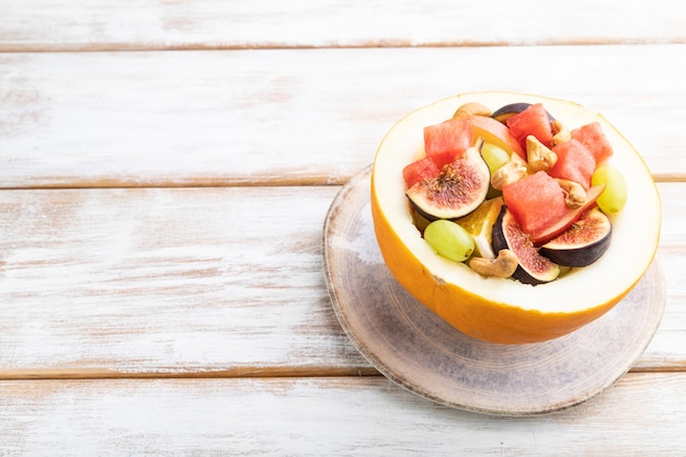 Salade végétarienne de fruits de pastèque, raisins, figues, poire, orange, noix de cajou