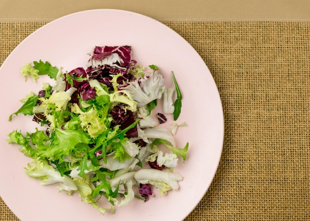 Salade végétarienne de légumes frais sur une assiette