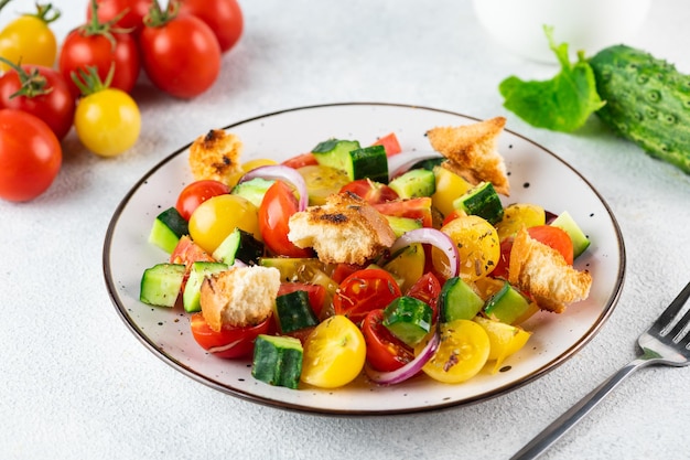 Salade végétarienne Panzanella aux tomates oignons et pain Croûtons Fond clair Salade italienne