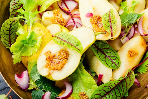 Salade végétarienne saine aux poires.