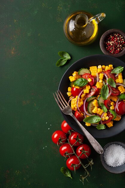 Salade végétarienne saine de maïs doux de tomate avec le concombre et le basilic