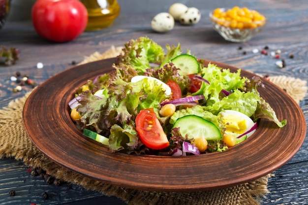 Salade végétarienne savoureuse aux légumes frais herbes oeufs de caille pois chiches