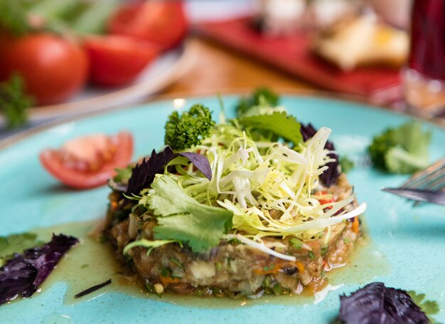 Salade végétarienne savoureuse bouchent