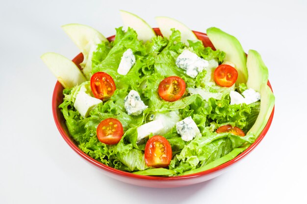 Salade végétarienne avec tomates, fromage, laitue et autres ingrédients. Salade de légumes dans le bol.