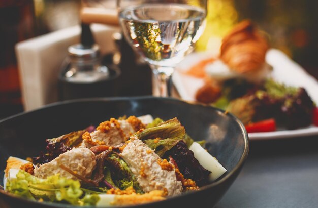 Salade et verre d'eau dans un restaurant