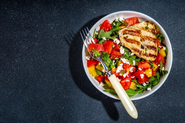 Salade verte au filet de poulet grillé