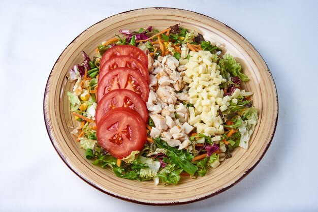 Salade verte au fromage de poulet et tomates