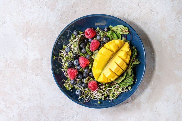 Salade verte aux baies