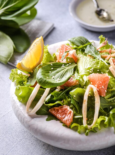 salade verte aux calamars et pamplemousse