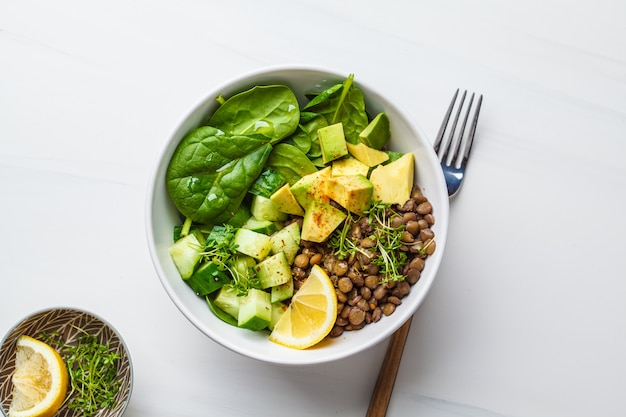 Salade verte aux épinards, lentilles, avocat et concombre.