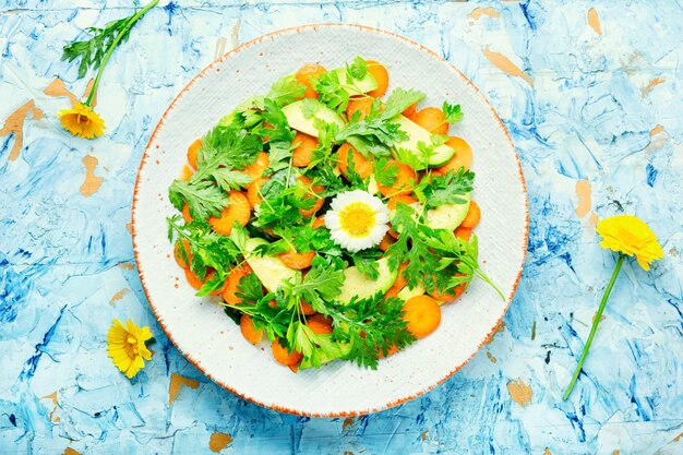 Salade verte aux feuilles de chrysanthème, carottes et avocat et herbes. Salade végétarienne.