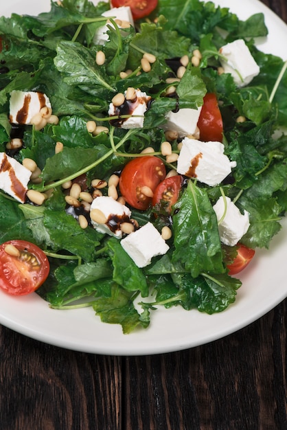 Salade verte aux légumes et au fromage