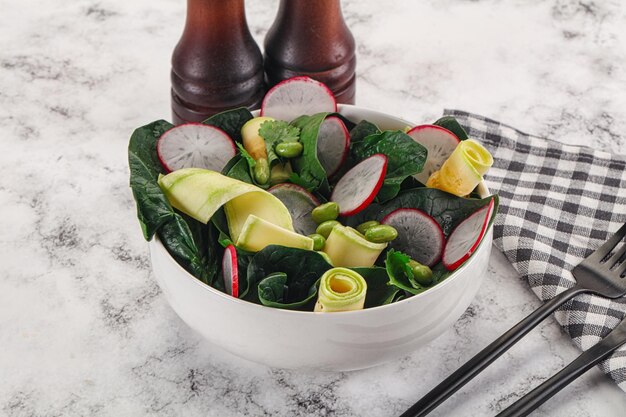 Salade verte avec des courgettes et des épinards