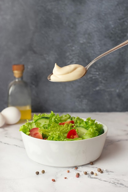 salade verte et une cuillerée de sauce mayonnaise