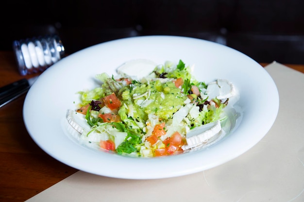 Salade verte délicieuse et saine au fromage de chèvre gratiné