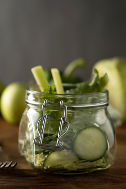 Salade verte emballée dans un bocal à conserves. En bonne santé, fait maison, à emporter. Espace de copie.