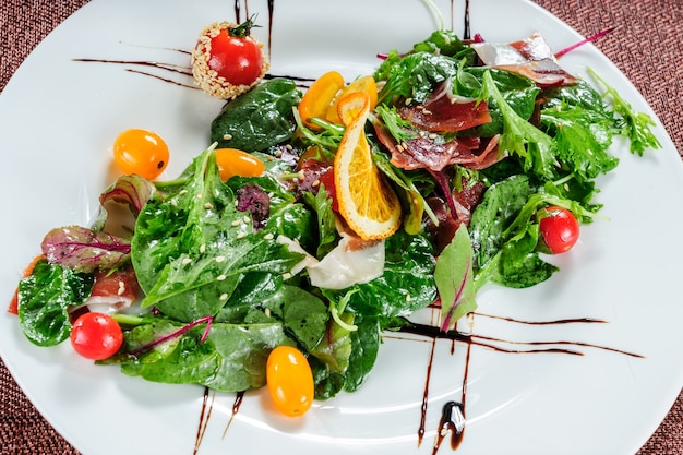 Salade verte fraîche aux épinards, roquette, romaine et laitue.