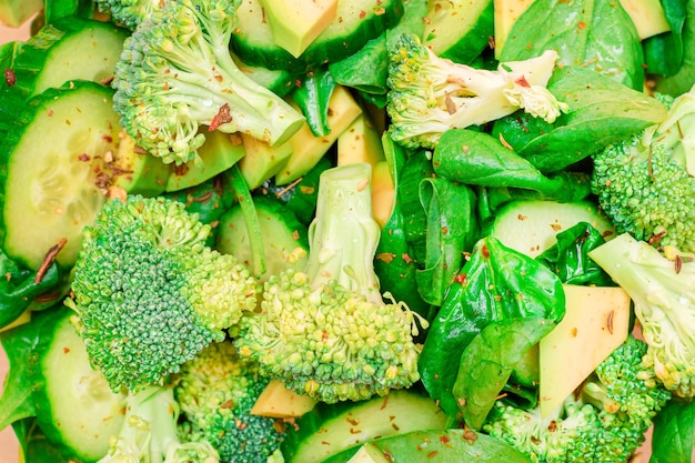 Salade verte fraîche d'épinards de brocoli d'avocat et de concombre pour la désintoxication du corps