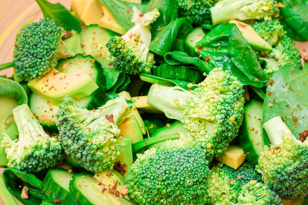 Salade verte fraîche d'épinards de brocoli d'avocat et de concombre pour la désintoxication du corps