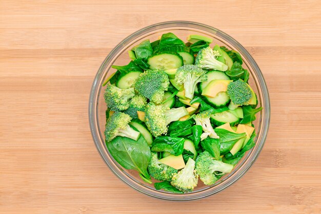 Salade verte fraîche d'épinards de brocoli d'avocat et de concombre pour la désintoxication du corps