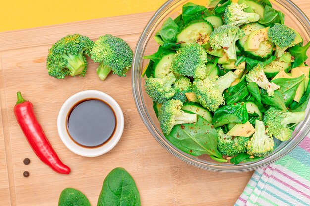 Salade verte fraîche d'épinards de brocoli d'avocat et de concombre