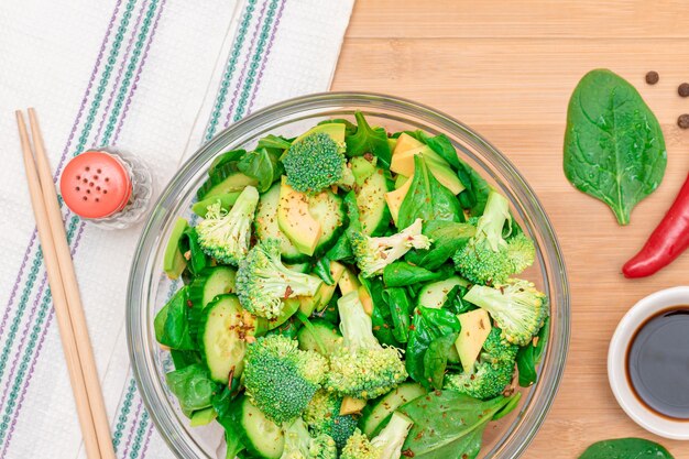 Salade verte fraîche d'épinards de brocoli d'avocat et de concombre